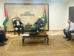 خلال اجتماعه مع  وزير الأوقاف والشؤون الدينية