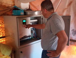 مهندسي سلطة الطاقة يقومون بمتابعة وتفقد تنفيذ مشروع أنظمة الطاقة الشمسية المستقلة لمنطقة الاغوار الشمالية والوسطى