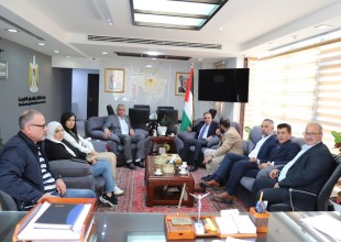 تعاون بين سلطة الطاقة وجمعية الموظفين لتسهيل مشاريع الطاقة المتجددة ودعم صمود الموظفين.