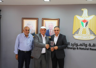 رئيس سلطة الطاقة يلتقي مع وفد من بلدية صرة لمناقشة وضع واحتياجات الكهرباء في البلدة