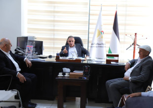 رئيس سلطة الطاقة يلتقي مع وفد من بلدية صرة لمناقشة وضع واحتياجات الكهرباء في البلدة