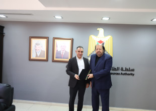 سلطة الطاقة تمنح أول رخصة لتوليد الكهرباء من الطاقة الشمسية مع التخزين في فلسطين