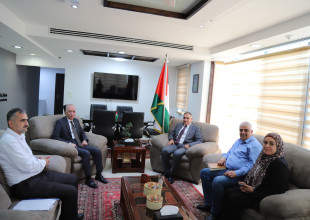 رئيس سلطة الطاقة ورئيس سلطة الاراضي يبحثان تعزيز التعاون لتخصيص ارضٍ حكومية لمشاريع الطاقة الشمسية