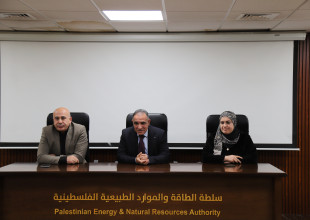 سلطة الطاقة والمواد الطبيعية تكرم موظفيها تقديراً لمسيرتهما المهنية مع بلوغهما سنّ التقاعد.