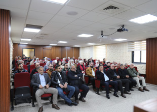 سلطة الطاقة والمواد الطبيعية تكرم موظفيها تقديراً لمسيرتهما المهنية مع بلوغهما سنّ التقاعد.