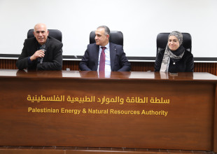 سلطة الطاقة والمواد الطبيعية تكرم موظفيها تقديراً لمسيرتهما المهنية مع بلوغهما سنّ التقاعد.
