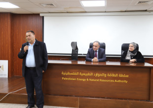سلطة الطاقة والمواد الطبيعية تكرم موظفيها تقديراً لمسيرتهما المهنية مع بلوغهما سنّ التقاعد.
