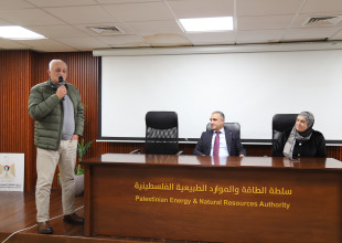 سلطة الطاقة والمواد الطبيعية تكرم موظفيها تقديراً لمسيرتهما المهنية مع بلوغهما سنّ التقاعد.