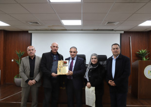 سلطة الطاقة والمواد الطبيعية تكرم موظفيها تقديراً لمسيرتهما المهنية مع بلوغهما سنّ التقاعد.