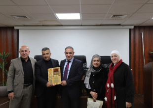 سلطة الطاقة والمواد الطبيعية تكرم موظفيها تقديراً لمسيرتهما المهنية مع بلوغهما سنّ التقاعد.