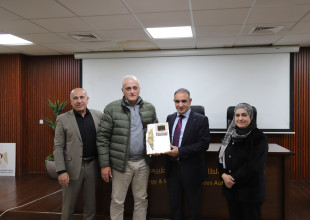 سلطة الطاقة والمواد الطبيعية تكرم موظفيها تقديراً لمسيرتهما المهنية مع بلوغهما سنّ التقاعد.
