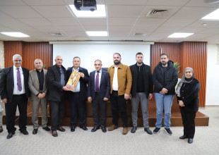 سلطة الطاقة والمواد الطبيعية تكرم موظفيها تقديراً لمسيرتهما المهنية مع بلوغهما سنّ التقاعد.