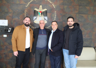 سلطة الطاقة والمواد الطبيعية تكرم موظفيها تقديراً لمسيرتهما المهنية مع بلوغهما سنّ التقاعد.