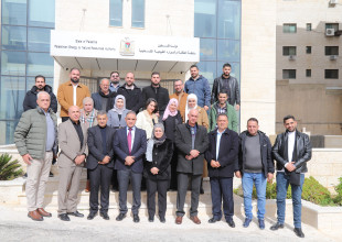سلطة الطاقة والمواد الطبيعية تكرم موظفيها تقديراً لمسيرتهما المهنية مع بلوغهما سنّ التقاعد.