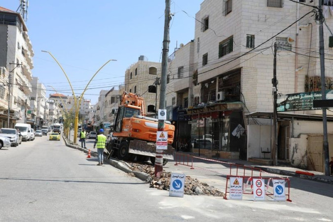 سلطة الطاقة تبدأ بتنفيذ خط كهرباء ضغط متوسط في مدينة الخليل.