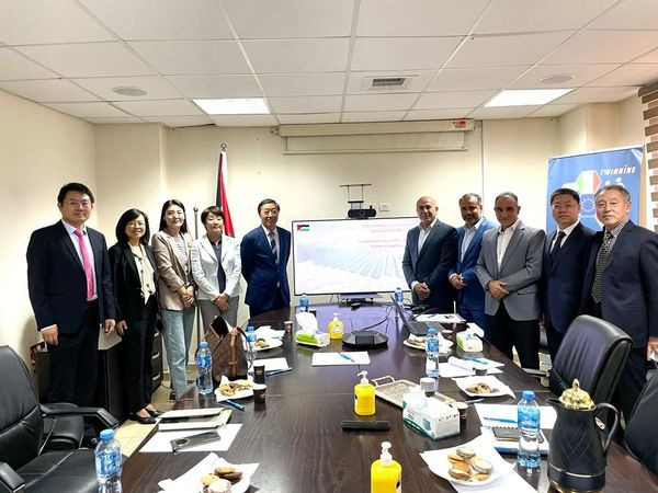 سلطة الطاقة والموارد الطبيعية تستقبل وفداً من جمهورية الصين لمناقشة مشروع محطة الطاقة الشمسية في مسافر بني نعيم .