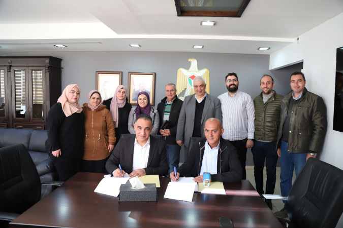 سلطة الطاقة والموارد الطبيعة توقع اتفاقية لتوريد وتركيب خط ضغط متوسط للكهرباء بطول 17 كم .