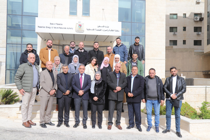سلطة الطاقة والمواد الطبيعية تكرم موظفيها تقديراً لمسيرتهما المهنية مع بلوغهما سنّ التقاعد.